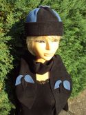 Bonnet en polaire noir et bleu avec Ã©charpe assortie