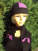 Bonnet en polaire noir et rose avec Ã©charpe assortie