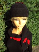 Bonnet en polaire noir et rouge avec Ã©charpe assortie