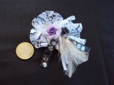 Broche blanche fleur mauve n°8