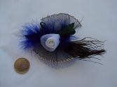 Broche fleur blanche plume bleu dur n°25