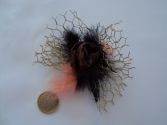 Broche fleur brune plumes saumon n°18