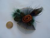 Broche fleur camel plumes vertes n°17