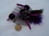 Broche fleur grise plume violette