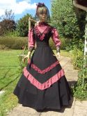 Crinoline noire et bordeau