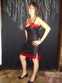 Robe mi-longue noire et rouge