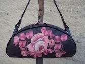 Sac gris et fleurs roses