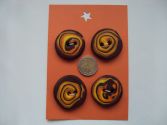 Boutons spirales oranges et noirs